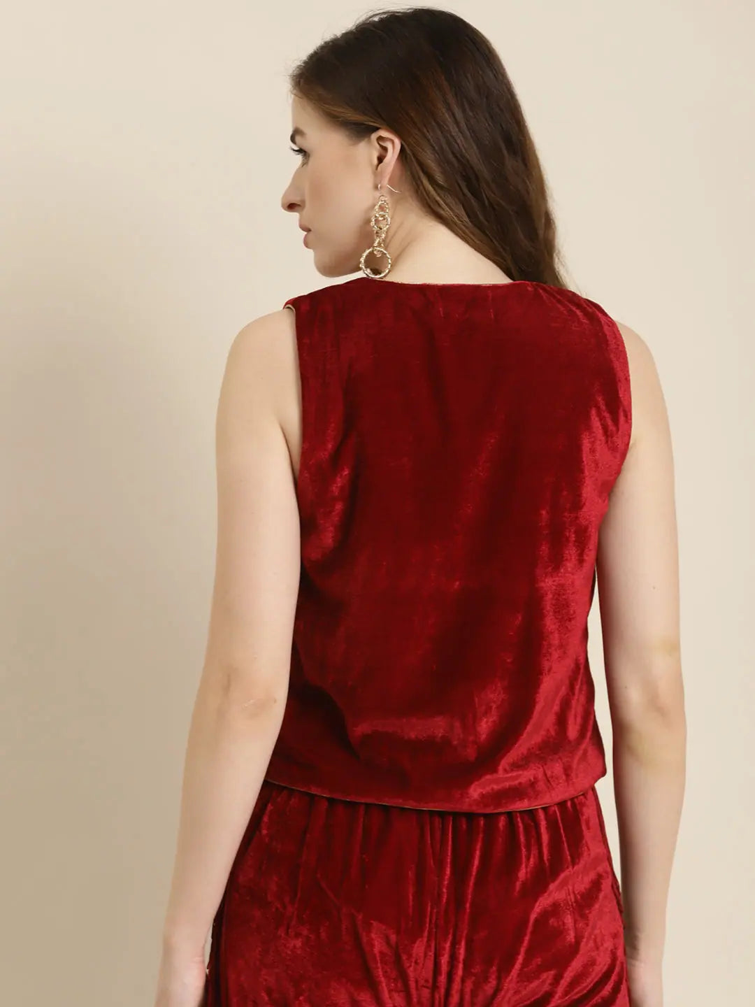 Women Printed Maroon Sleeveless Jacket Stand-Up Collar Roll-Neck Collar Turtle Neck